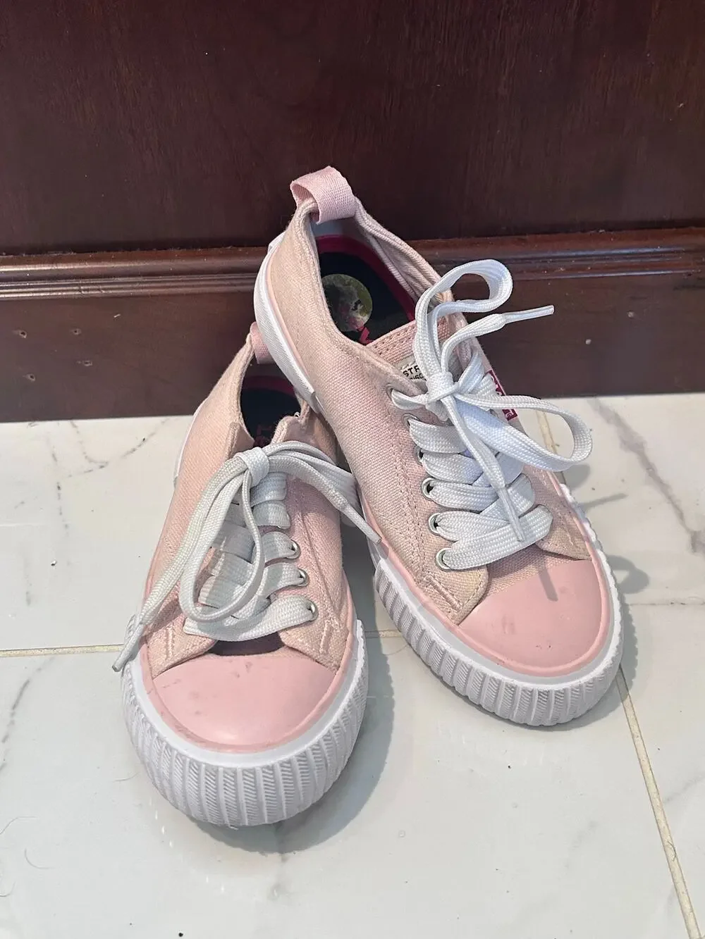 Levis girls size 13 light pink low top lace up sneakers Athleisure Streetwear